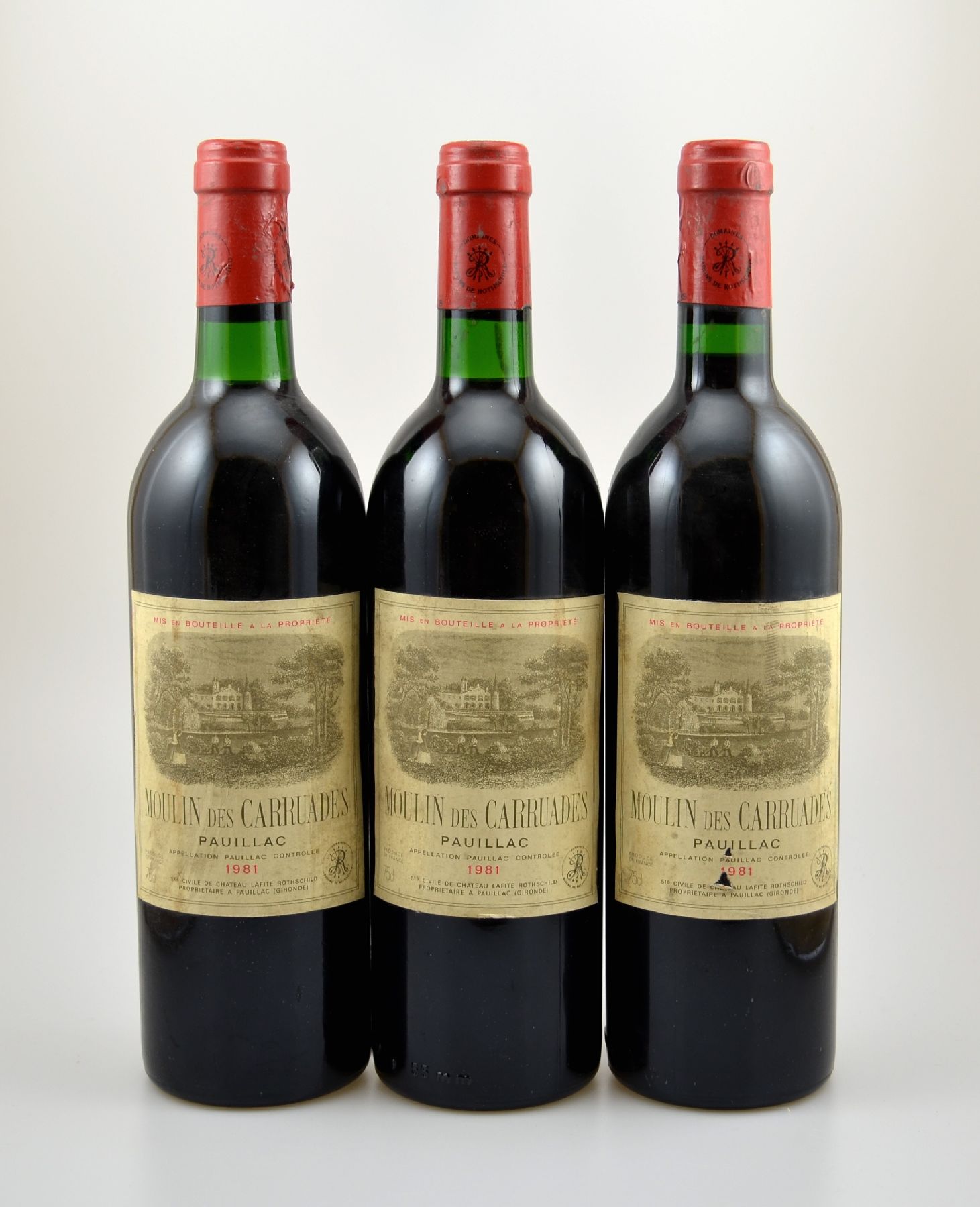 3 Flaschen 1981 Moulin des Carruades, Pauillac, 2. Wein von Chateau Lafite Rothschild, je ca. 75 cl, Füllstände: top shoulder bis into neck, ...