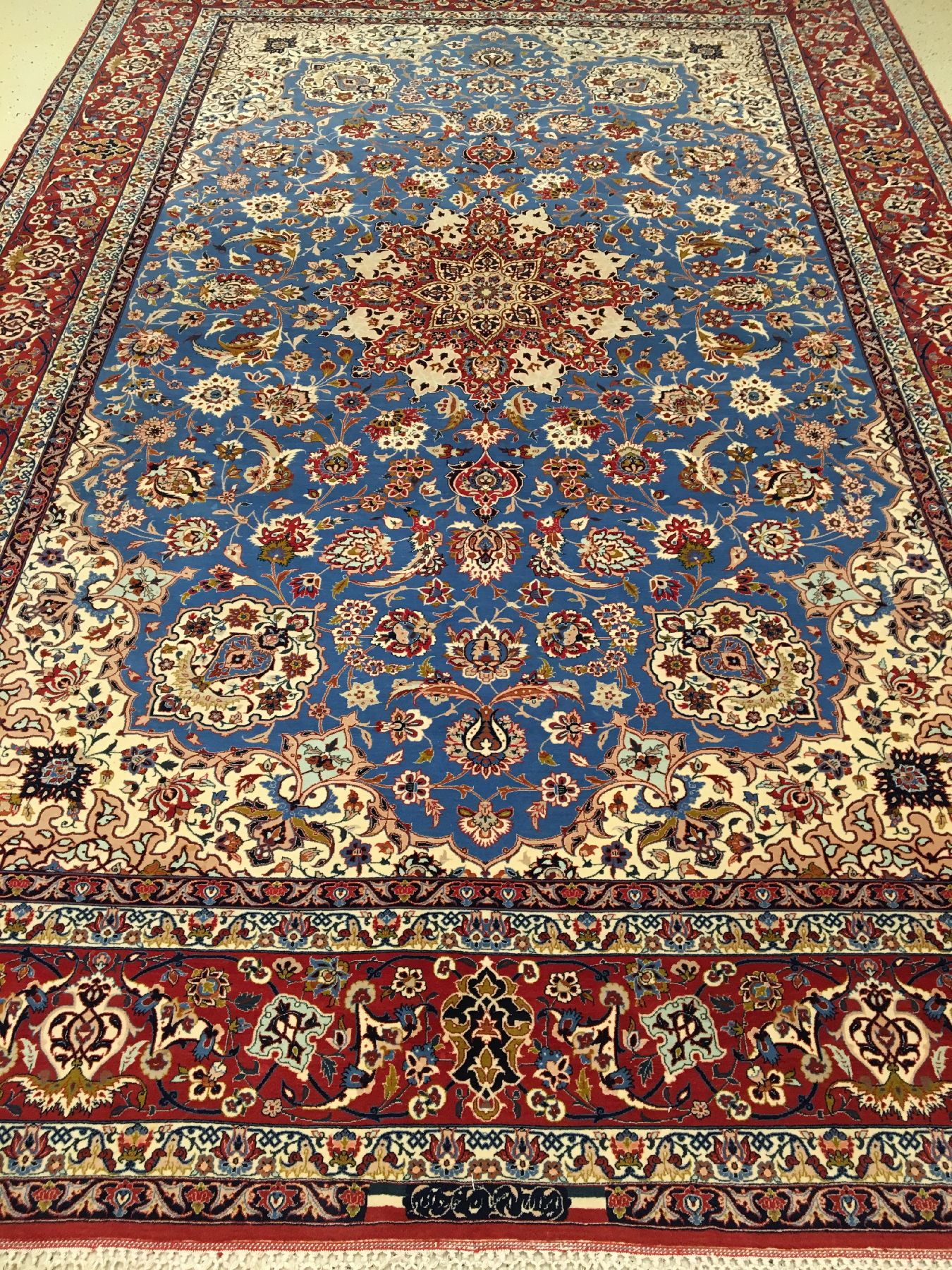 Detail a: Großer feiner Esfahan "Khodazad" alt (Signiert), Zentralpersien, um 1960, Korkwolle geknüpft auf Seidenkette. Hochfeiner himmelblauer ...