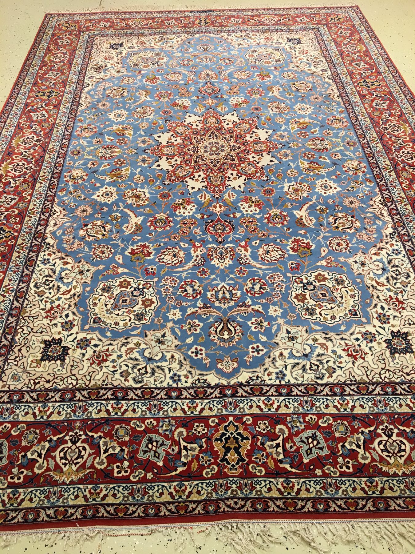 Detail b: Großer feiner Esfahan "Khodazad" alt (Signiert), Zentralpersien, um 1960, Korkwolle geknüpft auf Seidenkette. Hochfeiner himmelblauer ...