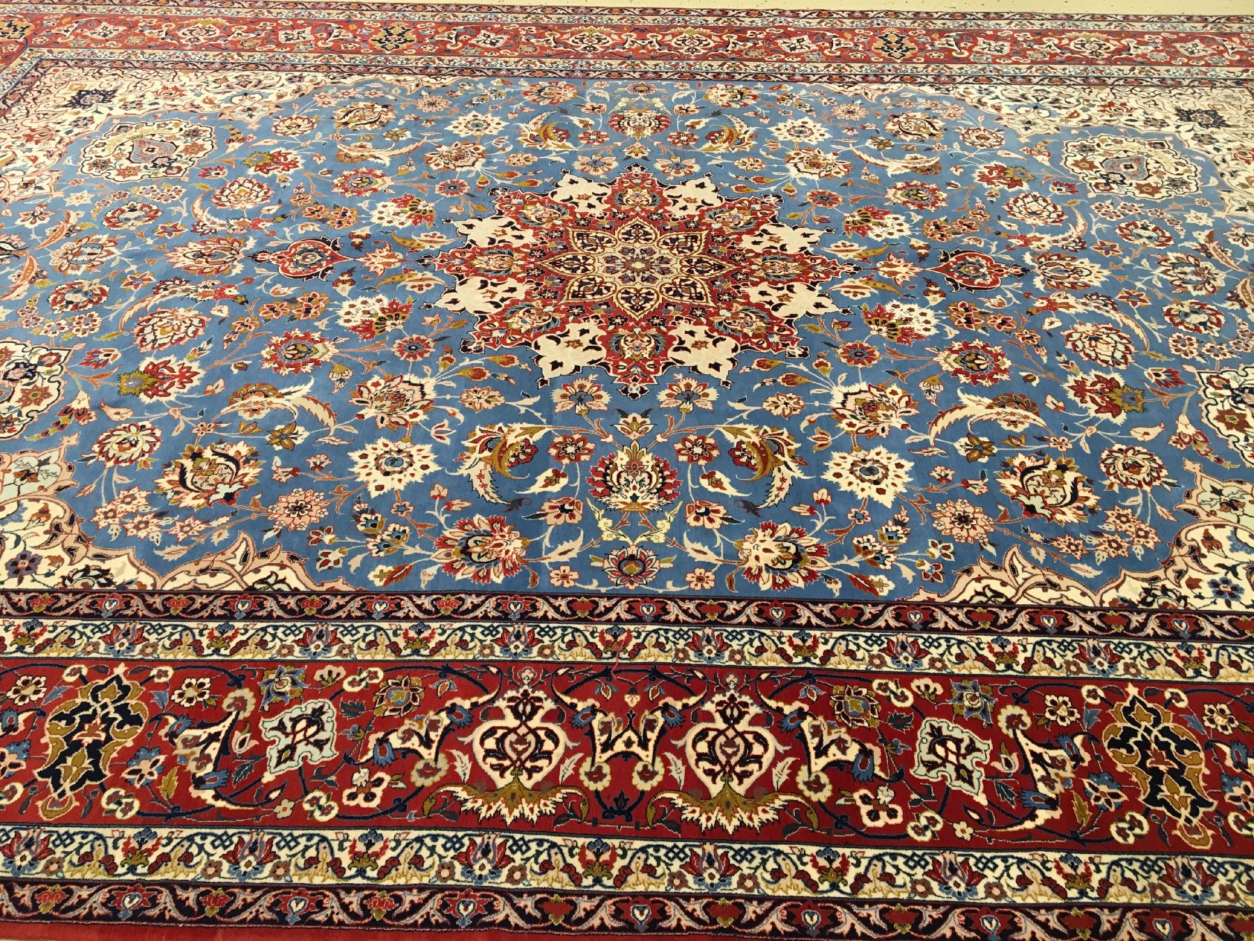 Detail c: Großer feiner Esfahan "Khodazad" alt (Signiert), Zentralpersien, um 1960, Korkwolle geknüpft auf Seidenkette. Hochfeiner himmelblauer ...