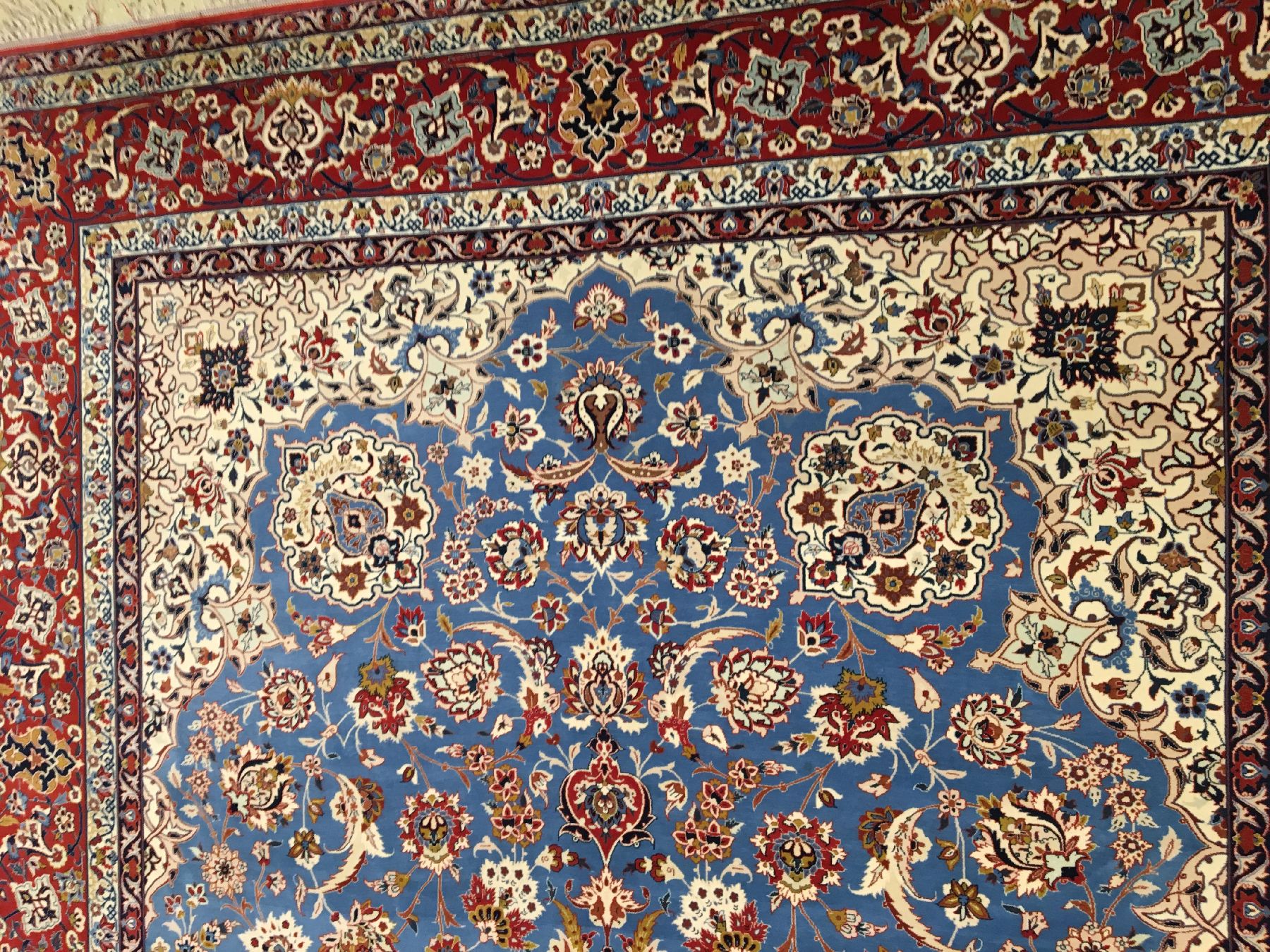 Detail d: Großer feiner Esfahan "Khodazad" alt (Signiert), Zentralpersien, um 1960, Korkwolle geknüpft auf Seidenkette. Hochfeiner himmelblauer ...