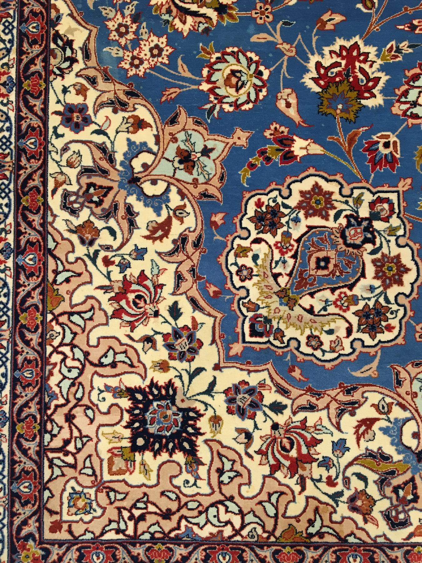 Detail e: Großer feiner Esfahan "Khodazad" alt (Signiert), Zentralpersien, um 1960, Korkwolle geknüpft auf Seidenkette. Hochfeiner himmelblauer ...