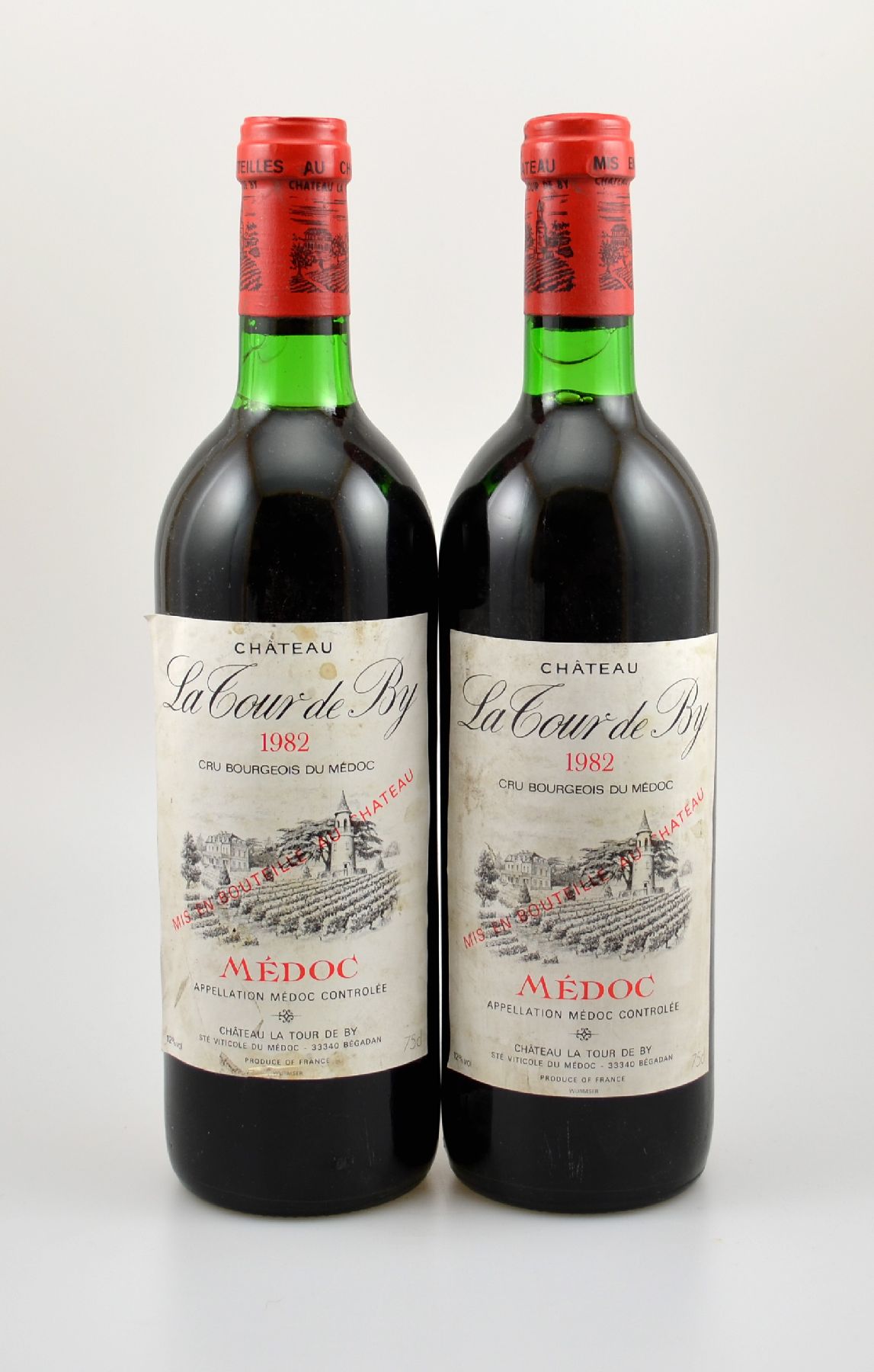 2 Flaschen 1982 Chateau La Tour de By, Medoc, je ca. 75 cl, 12 % Vol., Füllstände: je ca. into neck, Etiketten beschmutzt, unverkostet