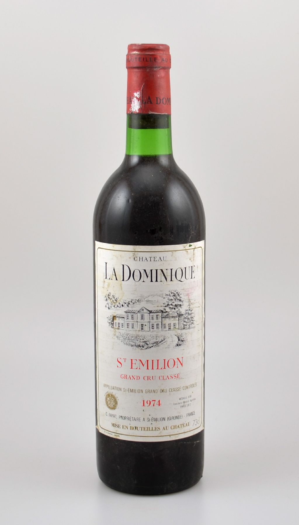 1 Flasche 1974 Chateau La Dominique, Saint-Emilion, Grand Cru Classe, ca. 73 cl, Füllstand: ca. top shoulder, Etikett l. beschmutzt, unverkostet