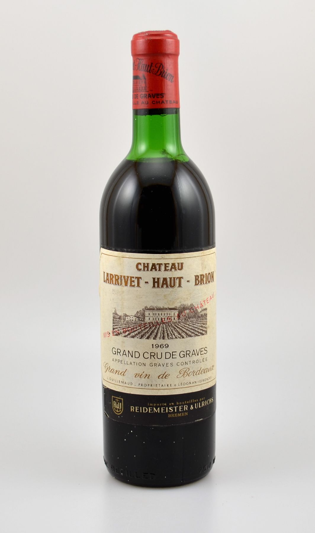 1 Flasche 1969 Chateau Larrivet-Haut-Brion, Grand Cru de Graves, Füllstand: ca. upper mid shoulder, Etikett l. beschmutzt, unverkostet