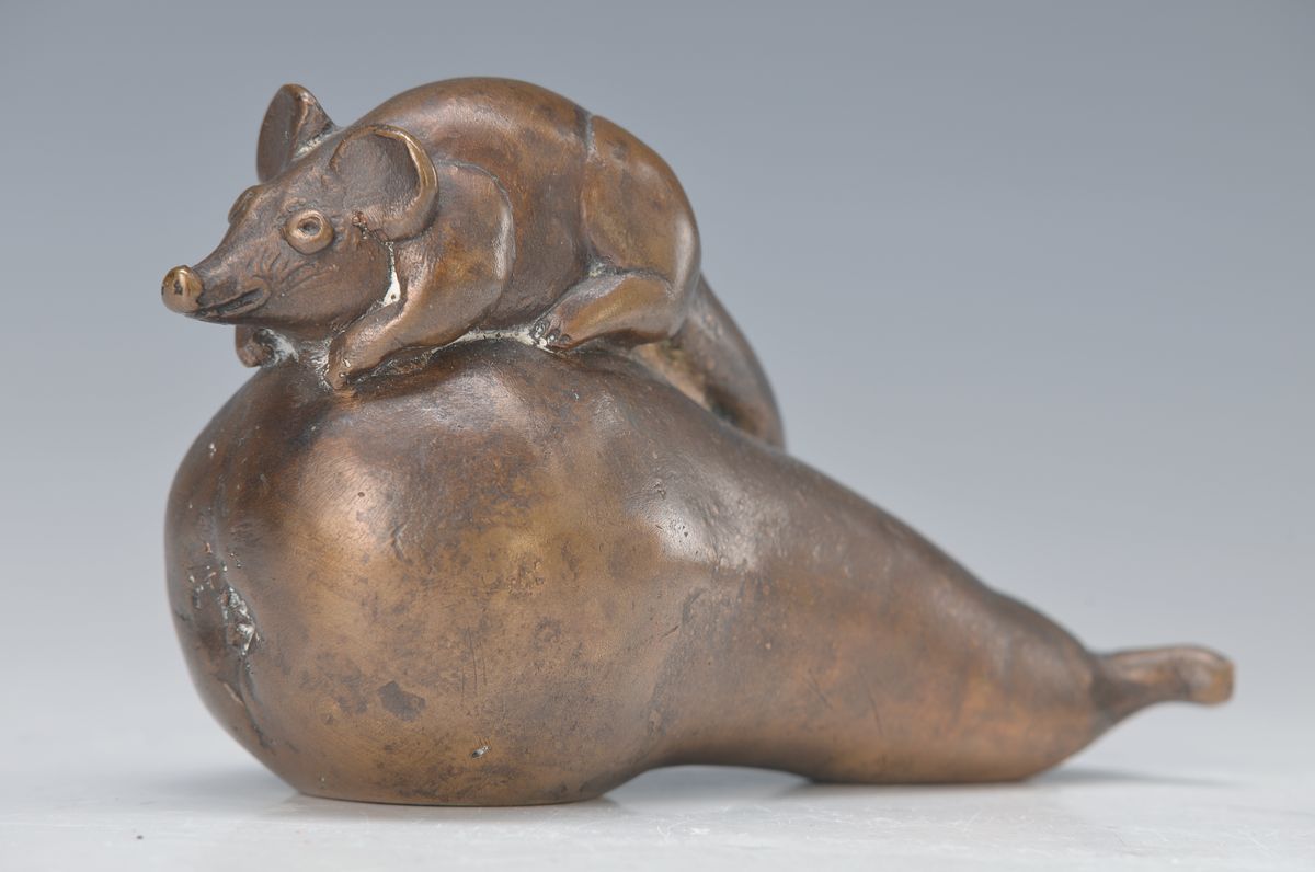 Gernot Rumpf, geb. 1941 Kaiserslautern, Bronzeskulptur, Maus auf Birne, monogr. H. ca.8 cm