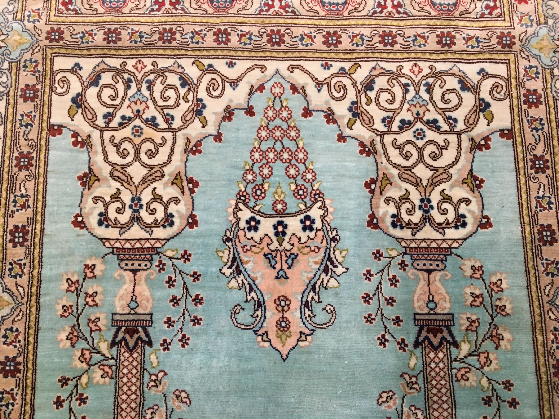 Detail d: Sehr feiner Seiden Hereke "14x14 Knotung" alt (Signiert), Türkei, um 1960, reine Naturseide. Hochfeiner Seiden Hereke mit ca. 2 Mil. ...