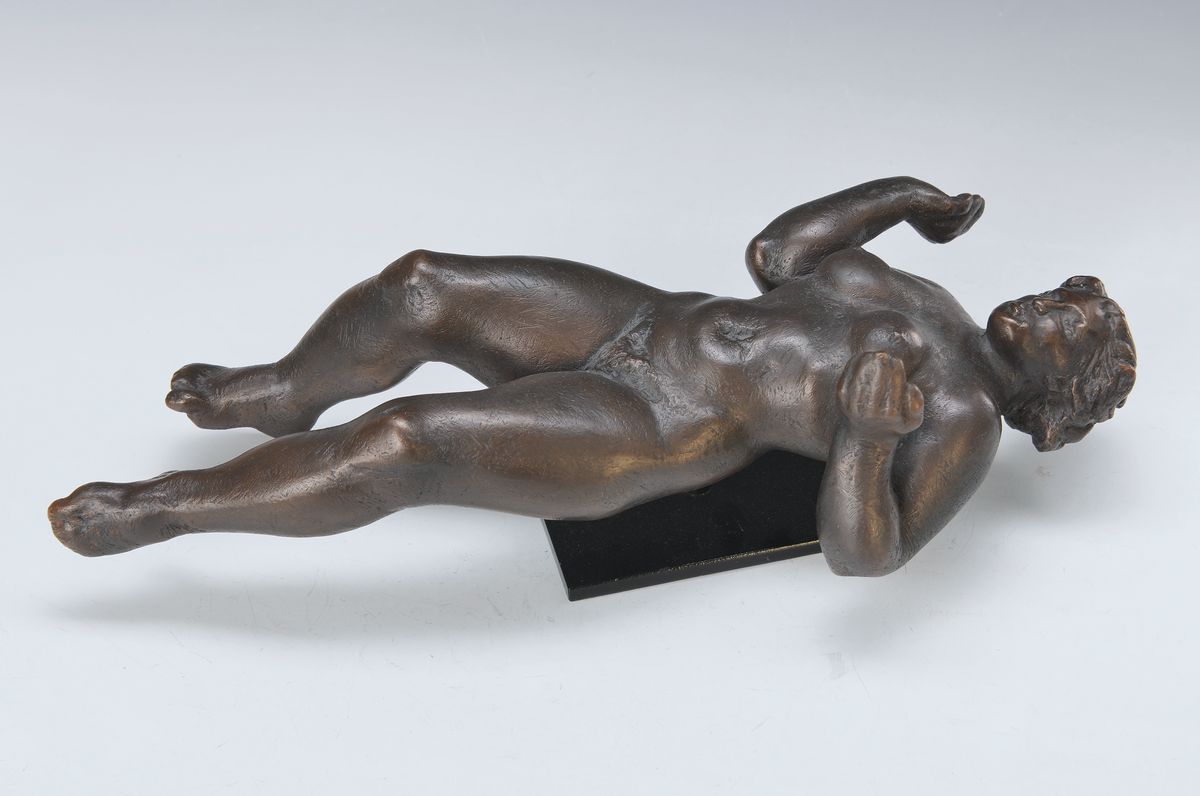 Thomas Burhenne, geb. 1953, Bronzeskulptur, liegende Akt, am Bein sign., und num. 2/6, L. ca. 43 cm