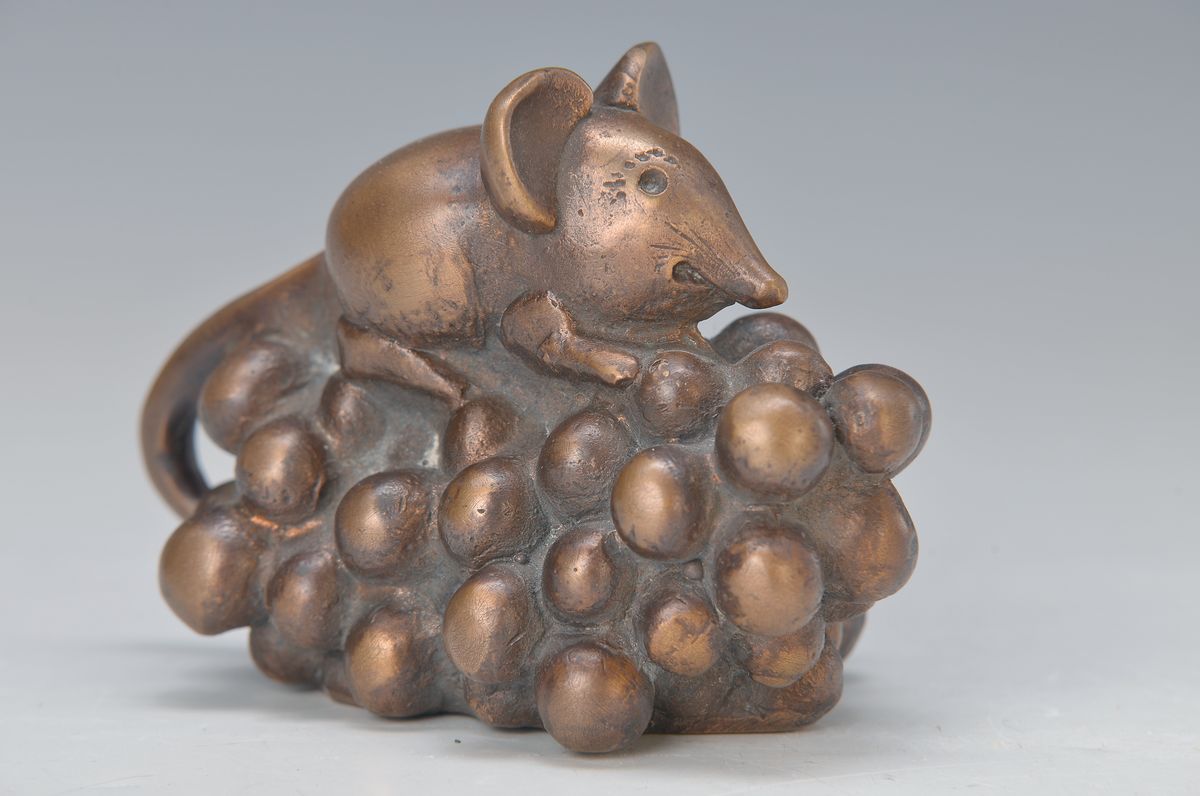 Gernot Rumpf, geb. 1941 Kaiserslautern, Maus, Bronzeskulptur, Monogramm., ca. 7x11x6 cm
