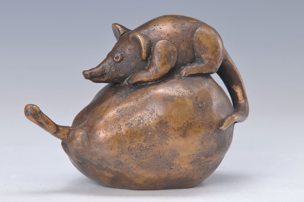 Gernot Rumpf, geb. 1941, Kaiserslautern, Quittenmaus, Bronzeskulptur, monogramm., num. 23/25, ca. 12x10x8 cm