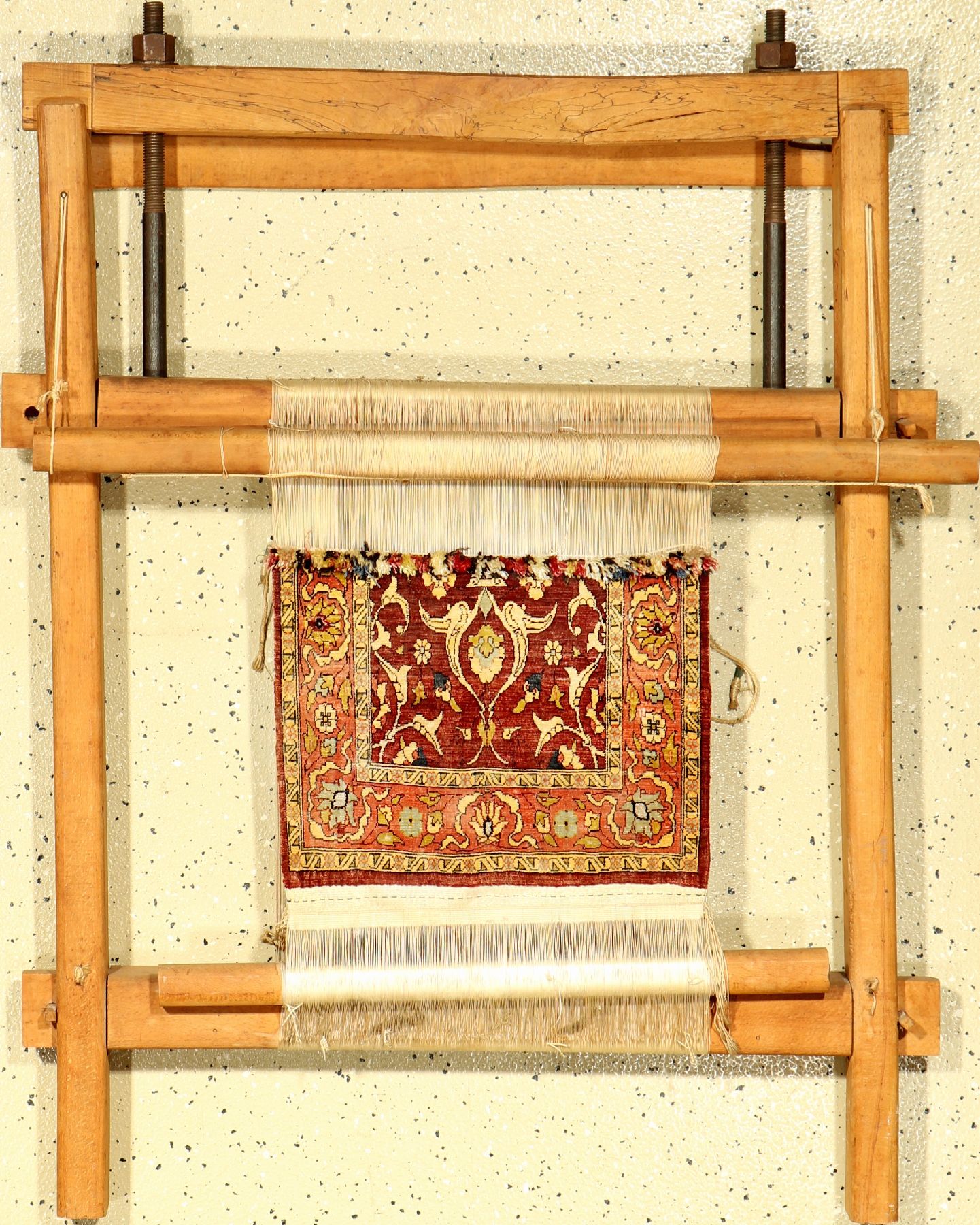 Seltener Seiden Hereke "Knüpfstuhl" alt, Türkei, um 1960, reine Naturseide mit Metallbrokat/Holz-Knüpfstuhl. Absolute Rarität, ca. 103 ...
