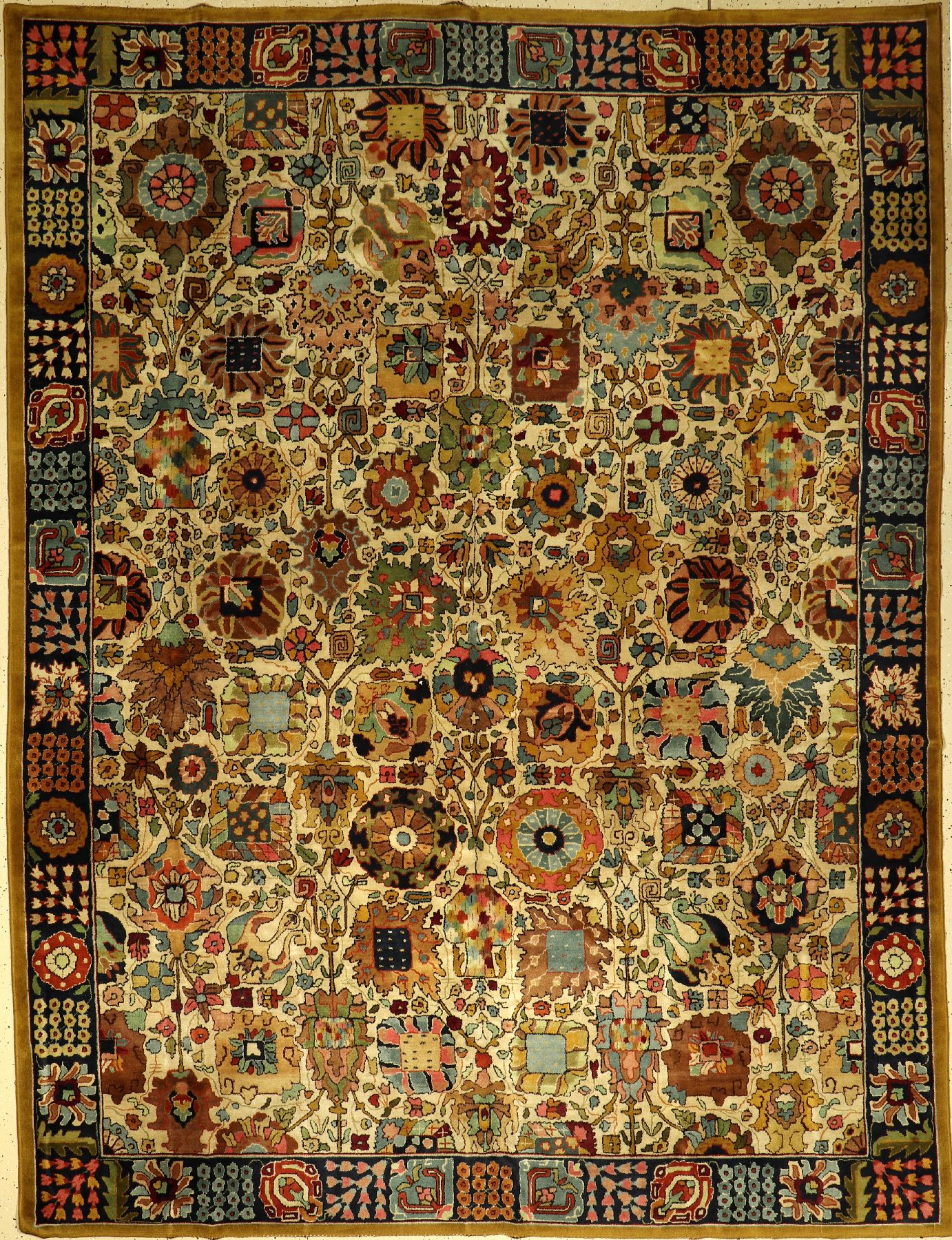 Tetex alt (Kerman-Vase), Deutschland, um 1950, Wolle auf Baumwolle, ca. 330 x 252 cm, EHZ: 2-3. Safavid Kerman-Vasen Design