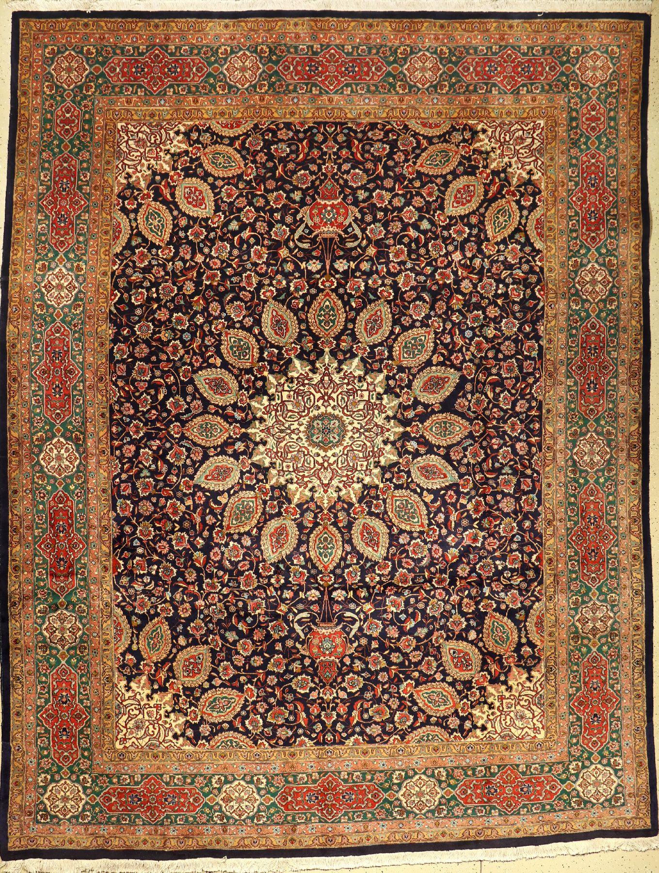 Täbriz alt (Sheik Safi), Persien, ca. 60 Jahre, Korkwolle, ca. 383 x 294 cm, EHZ: 2-3