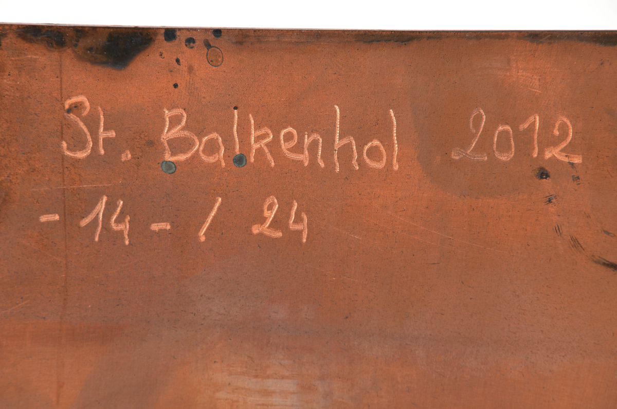 Detail b: Stephan Balkenhol, geb. 1957, handbemalte Bronzeskulptur auf Kupferplatte, sitzender Frauenakt, auf der Unterseite signiert, datiert 2012 und num. ...