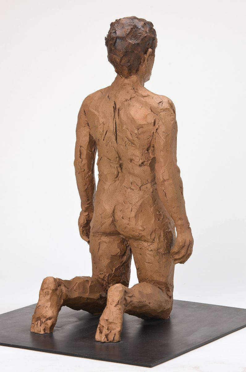 Detail a: Stephan Balkenhol, geb. 1957, handbemalte Bronzeskulptur auf Kupferplatte, sitzender Männerakt, auf der Unterseite signiert, datiert 2012 und num. ...