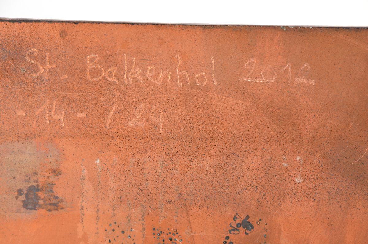 Detail b: Stephan Balkenhol, geb. 1957, handbemalte Bronzeskulptur auf Kupferplatte, sitzender Männerakt, auf der Unterseite signiert, datiert 2012 und num. ...