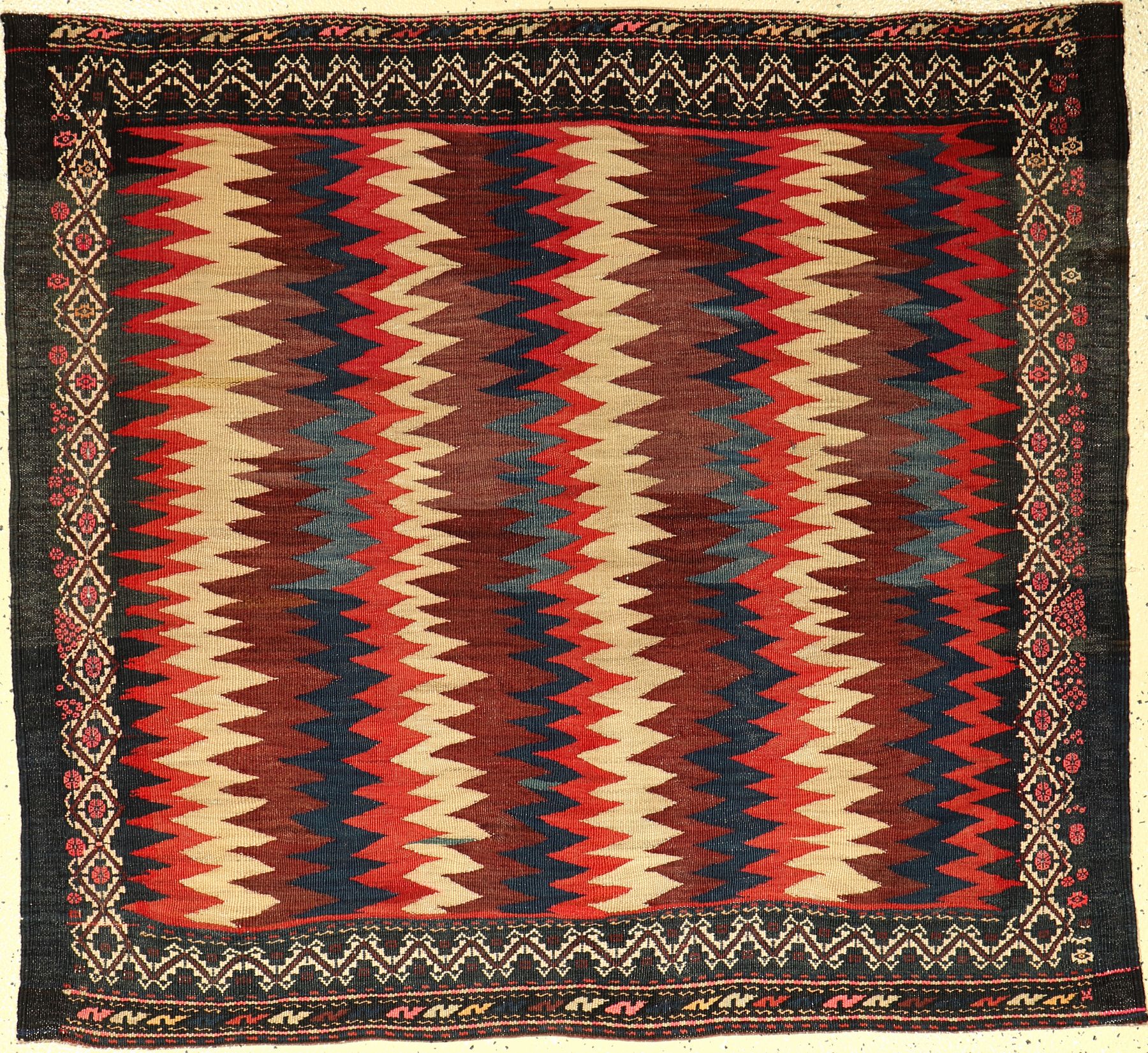 Sofreh alt, Persien, um 1940, Wolle auf Wolle, ca. 108 x 127 cm, EHZ: 2-3
