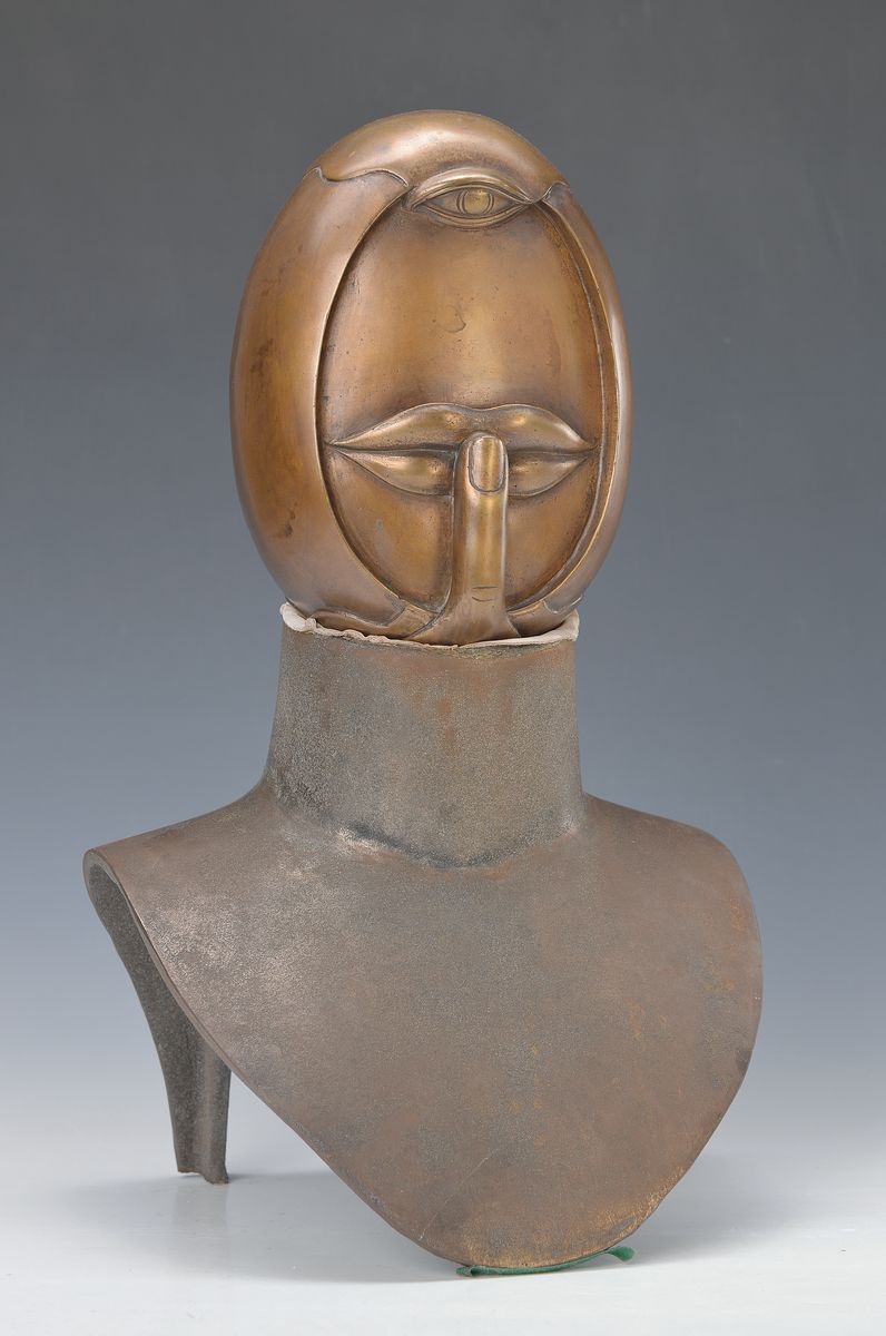 Detail a: Fee, zwei Bronzebüsten mit Kopfaufsätzen, je sign., je dat. 84, ca. 42x25x20 cm