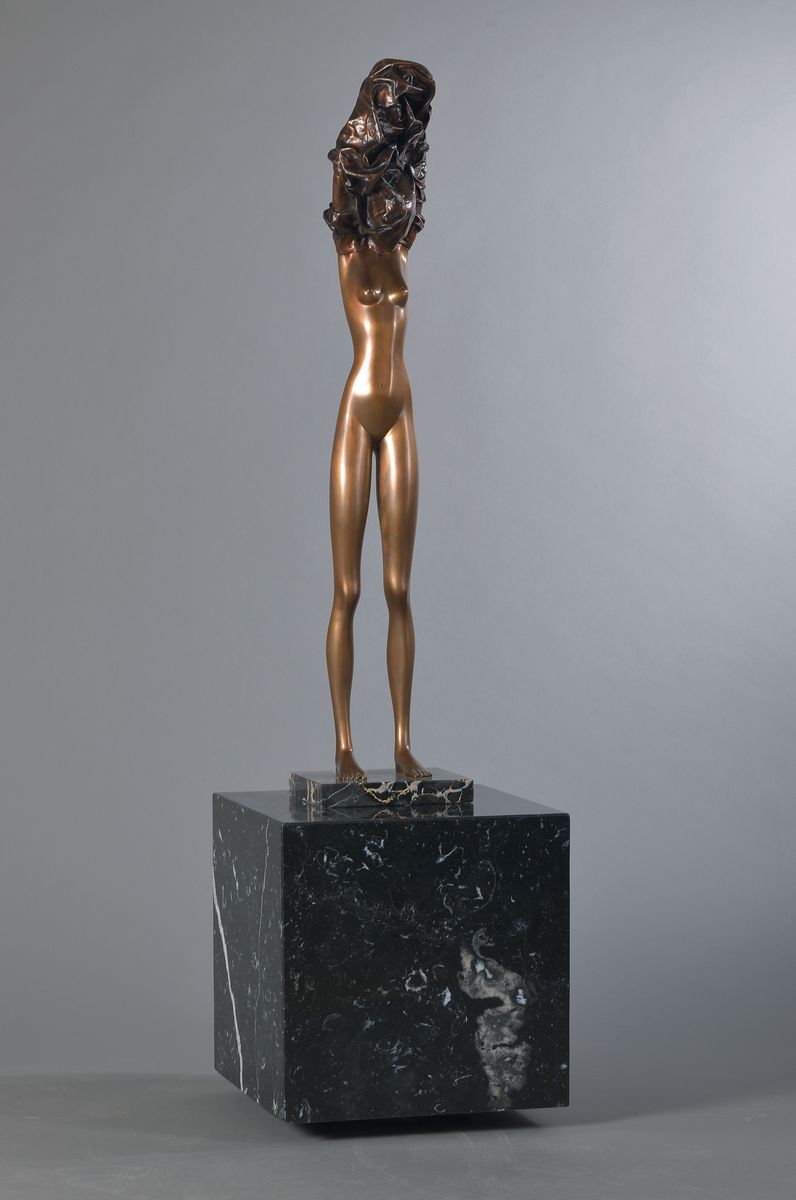 Bruno Bruni, geb. 1935 Gradara, La Divina auf großer Granitsockel (lose), sign., num. 302/1000, H. 102 cm , H. mit Sockel ca. 145 cm