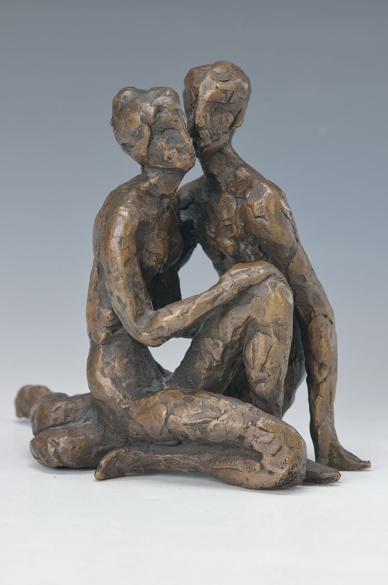 Pavel Krbalek, 1928-2015, sitzendes Paar, Bronze, sign., dat. 1982, H. ca. 18,5 cm