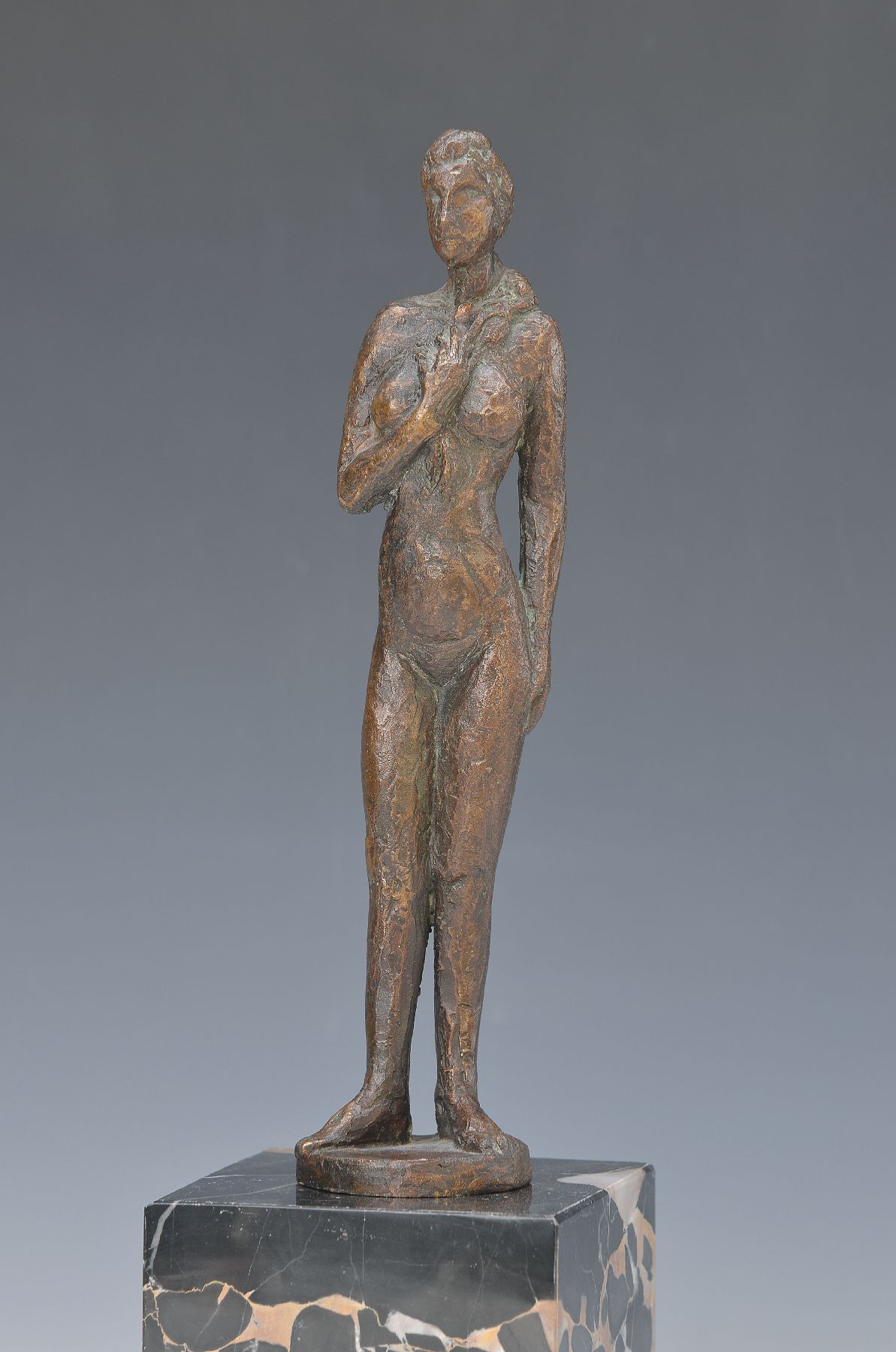 Pavel Krbalek, 1928-2015, Stehende Frau auf Sockel (lose), Bronze, sign., dat. 1981, H. mit Sockel ca. 37 cm