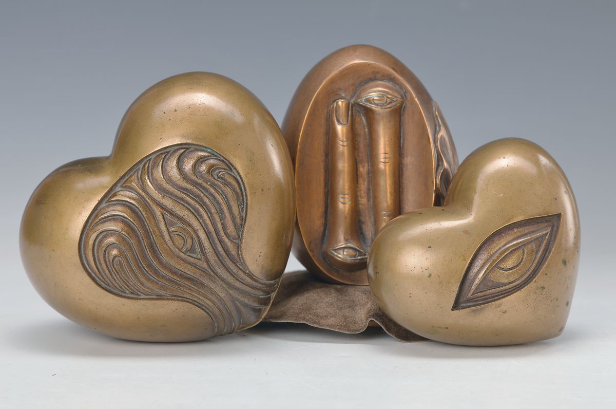 Fee, Konvolut aus 3 Bronzeskulpturen, je sign., je unterschiedlich dat., ca. 12x12, 10x10, 11x11 cm