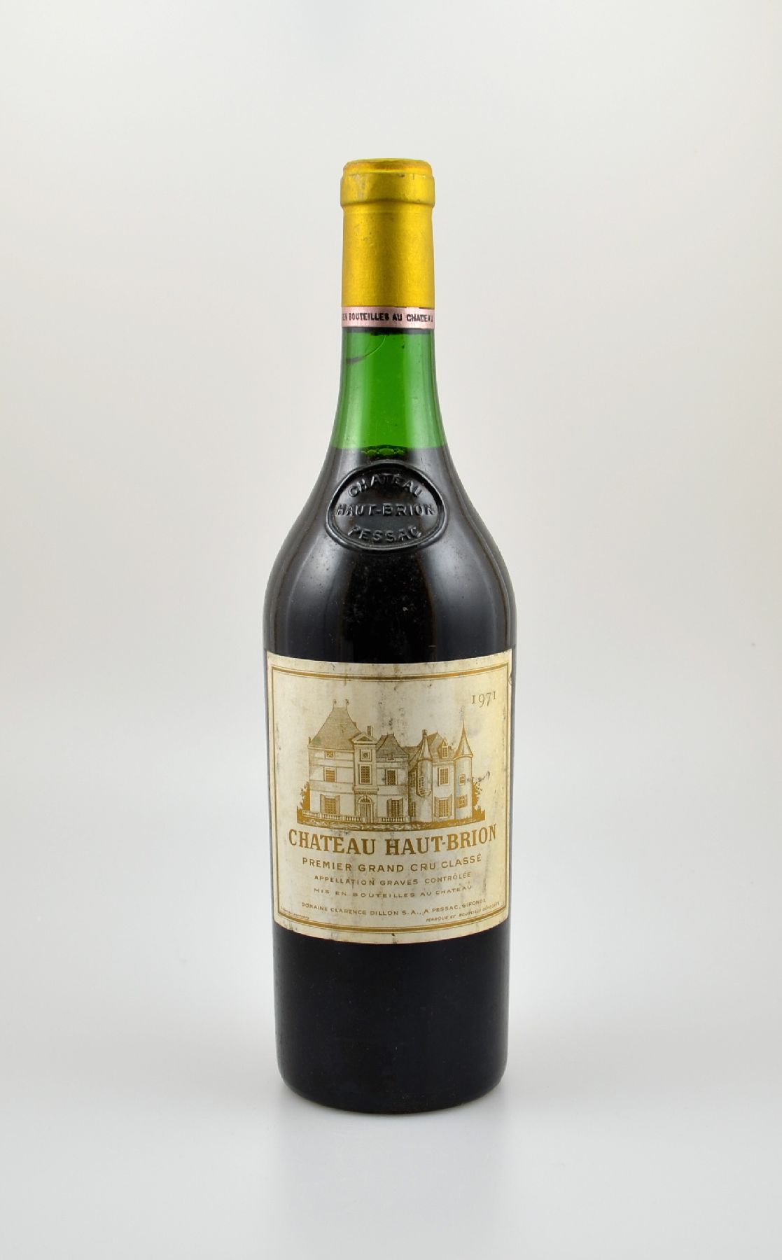 1 Flasche 1971 Chateau Haut-Brion, Pessac-Leognan, Premier Grand Cru Classe, Abstand zwischen Kapsel und Wein: ca. 3,5 cm, Etikett l. beschmutzt, ...