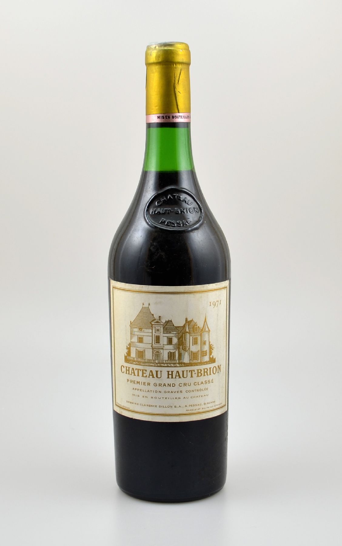 1 Flasche 1971 Chateau Haut-Brion, Pessac-Leognan, Premier Grand Cru Classe, Abstand zwischen Kapsel und Wein: ca. 3 cm, Etikett l. beschmutzt, ...