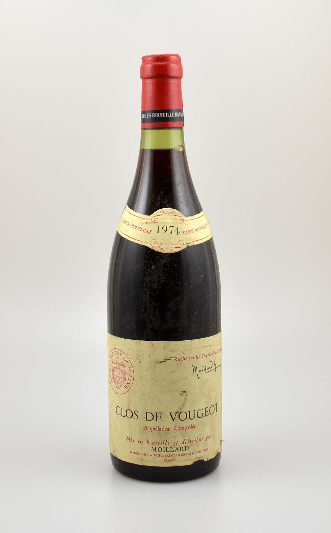 3 Flaschen Clos de Vougeot, Nuits-Saint-Geores, Jahrgänge: 2x 1974, 1x 1975, ca. 73 cl, Abstände zwischen Kapsel und Wein: ca. 1,5-3 cm, ...
