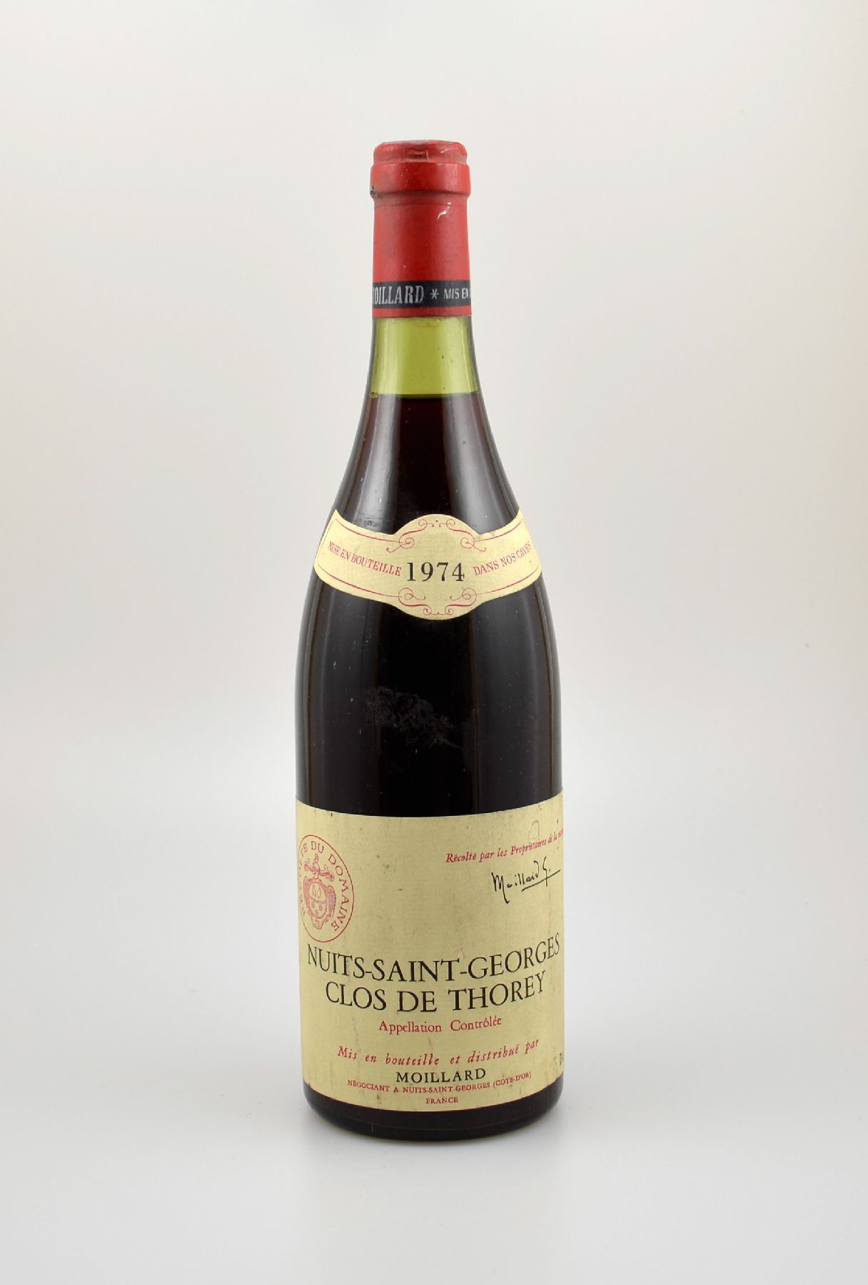 2 Flaschen 1974 Nuits-Saint-Georges Clos de Thorey, je ca. 73 cl, Abstände zwischen Kapsel und Wein: ca. 2 cm, Etiketten z.T. beschmutzt, ...