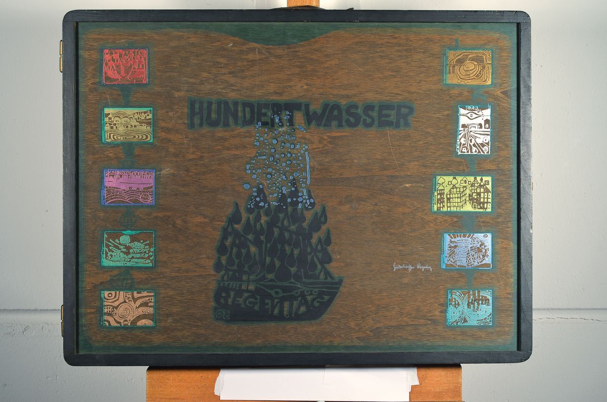 Detail k: Friedensreich Hundertwasser, 1928-2000, Holzkassette der Regentagmappe, orig. Kassette für 10 Grafiken, innen handsigniert und num. 364/3000, ca. ...