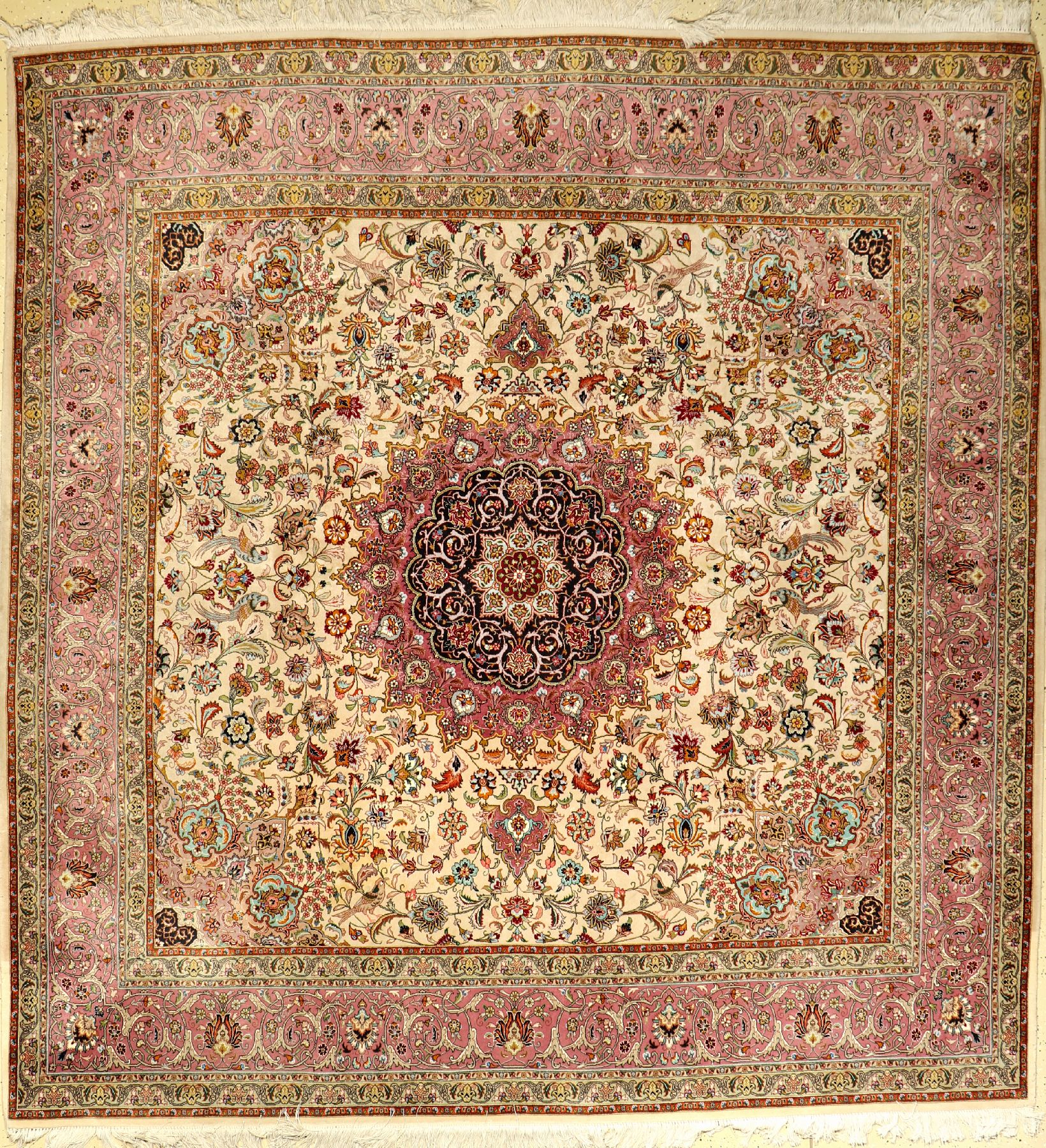 Täbriz alt (50 RAJ), Persien, ca. 40 Jahre,Korkwolle mit Seide, ca. 268 x 256 cm, EHZ: 2-3, kleine Flohrfehlstellen an den Randzonen.