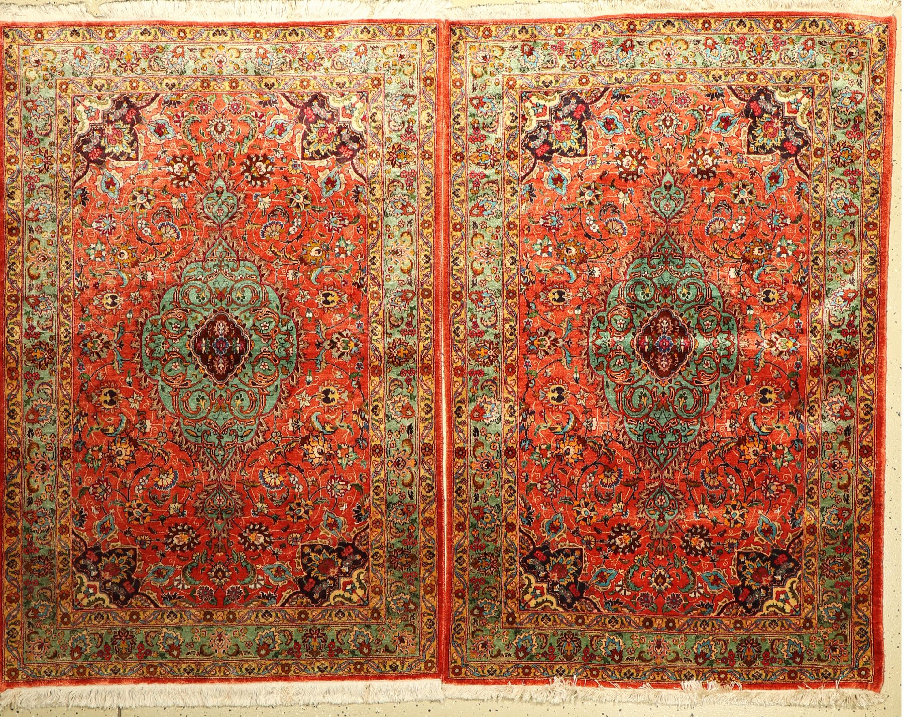 1 Paar Seiden Täbriz alt, Persien, ca. 60 Jahre, reine Naturseide, schöne Farben, glanzreiche Seide, EHZ: 2, ca. 152 x 100 cm, ca. 148 x 102 cm.