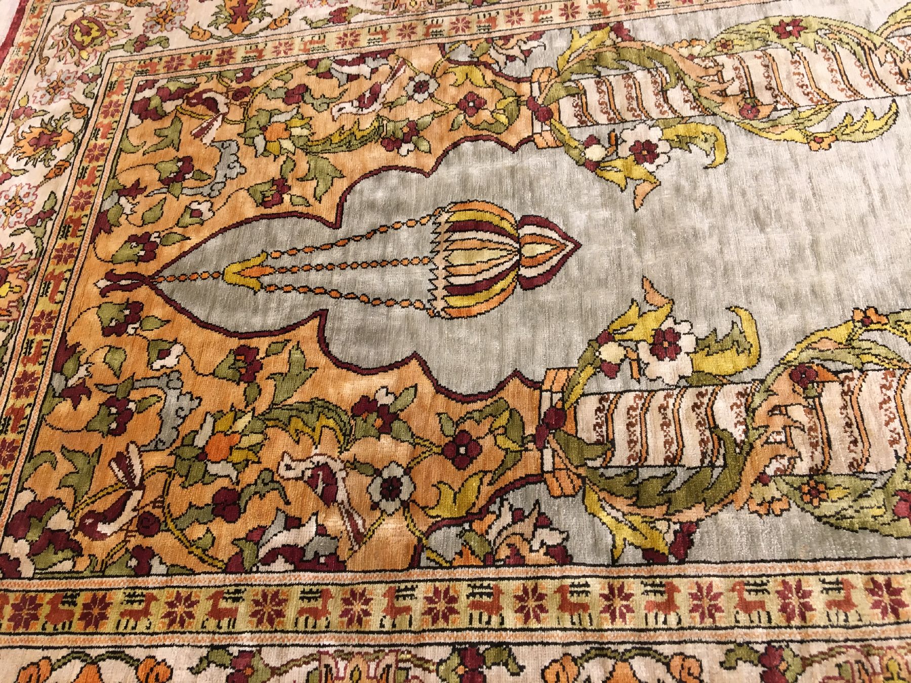 Detail b: (2 Lots) 2x Seiden Hereke alt, Türkei, um 1960, reine Naturseide. Feine Qualitäten, ca. 71 x 53 cm, ca. 78 x 54 cm, EHZ: 2-3.