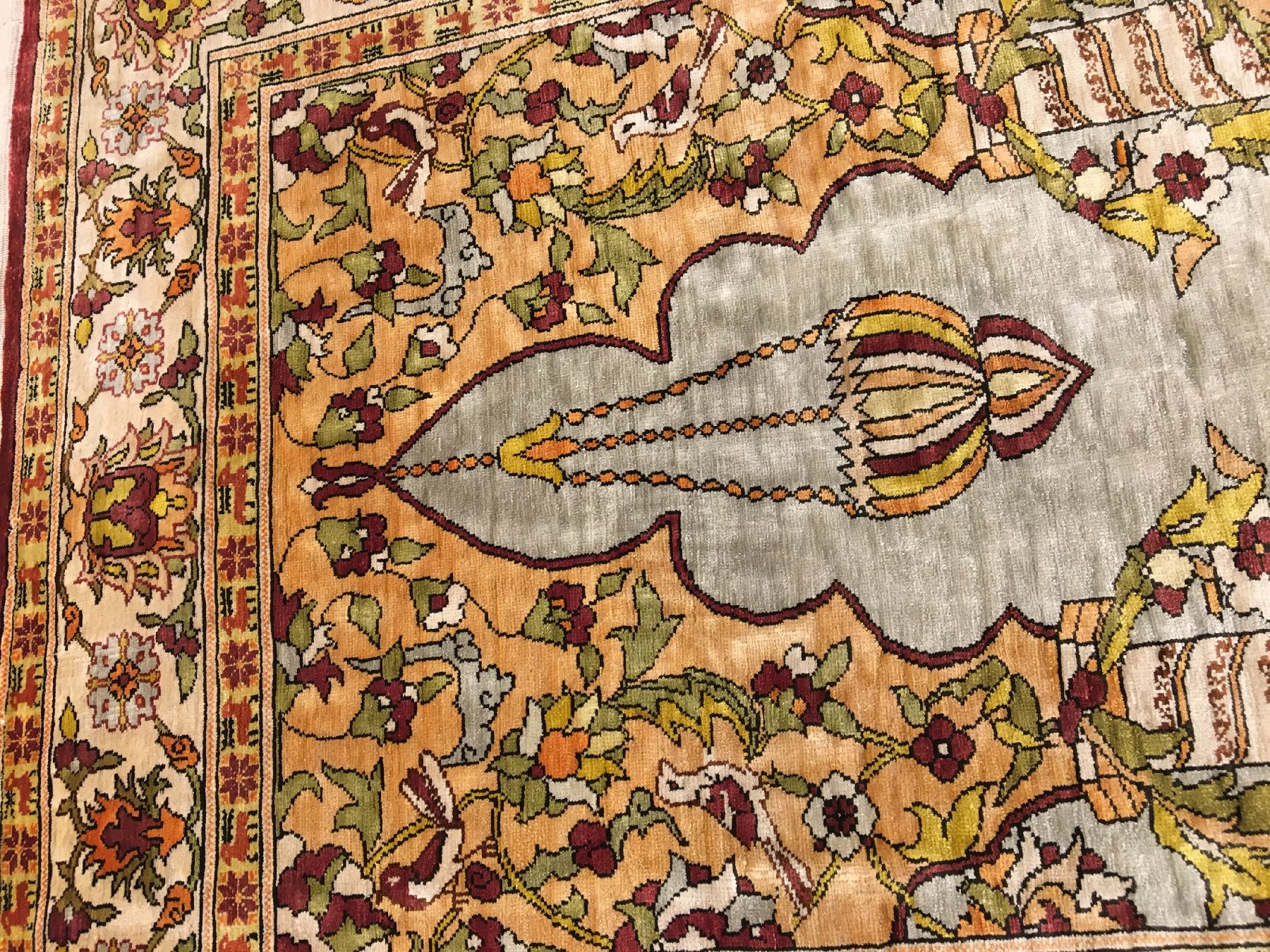 Detail d: (2 Lots) 2x Seiden Hereke alt, Türkei, um 1960, reine Naturseide. Feine Qualitäten, ca. 71 x 53 cm, ca. 78 x 54 cm, EHZ: 2-3.