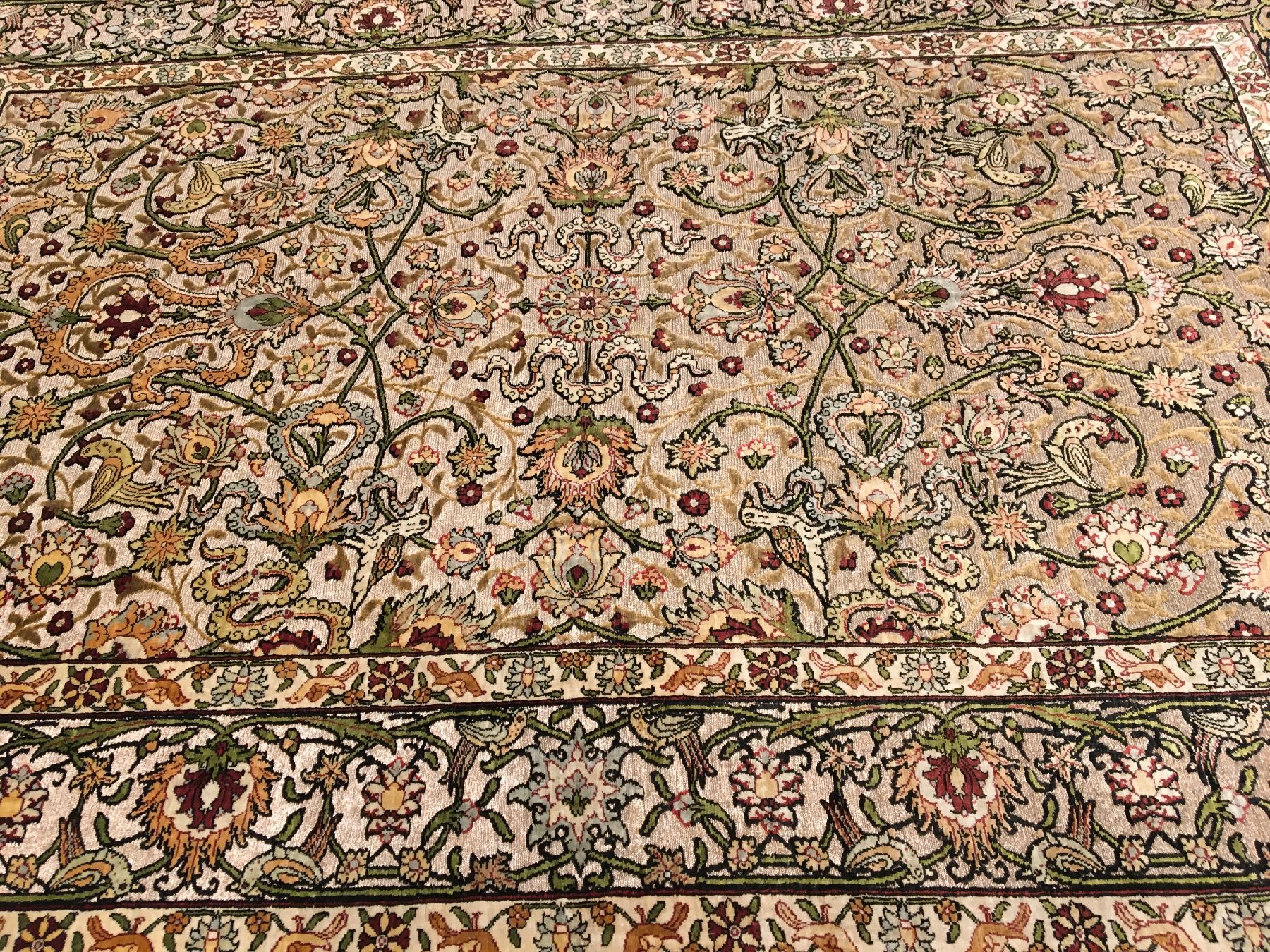 Detail b: Feiner metallbroschierter Seiden Hereke "Özipek" alt (Signiert), Türkei, um 1950/1960, reine Naturseide mit metallbroschierten Grund. ...