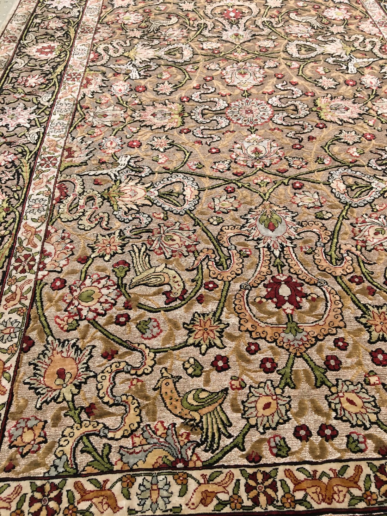 Detail c: Feiner metallbroschierter Seiden Hereke "Özipek" alt (Signiert), Türkei, um 1950/1960, reine Naturseide mit metallbroschierten Grund. ...