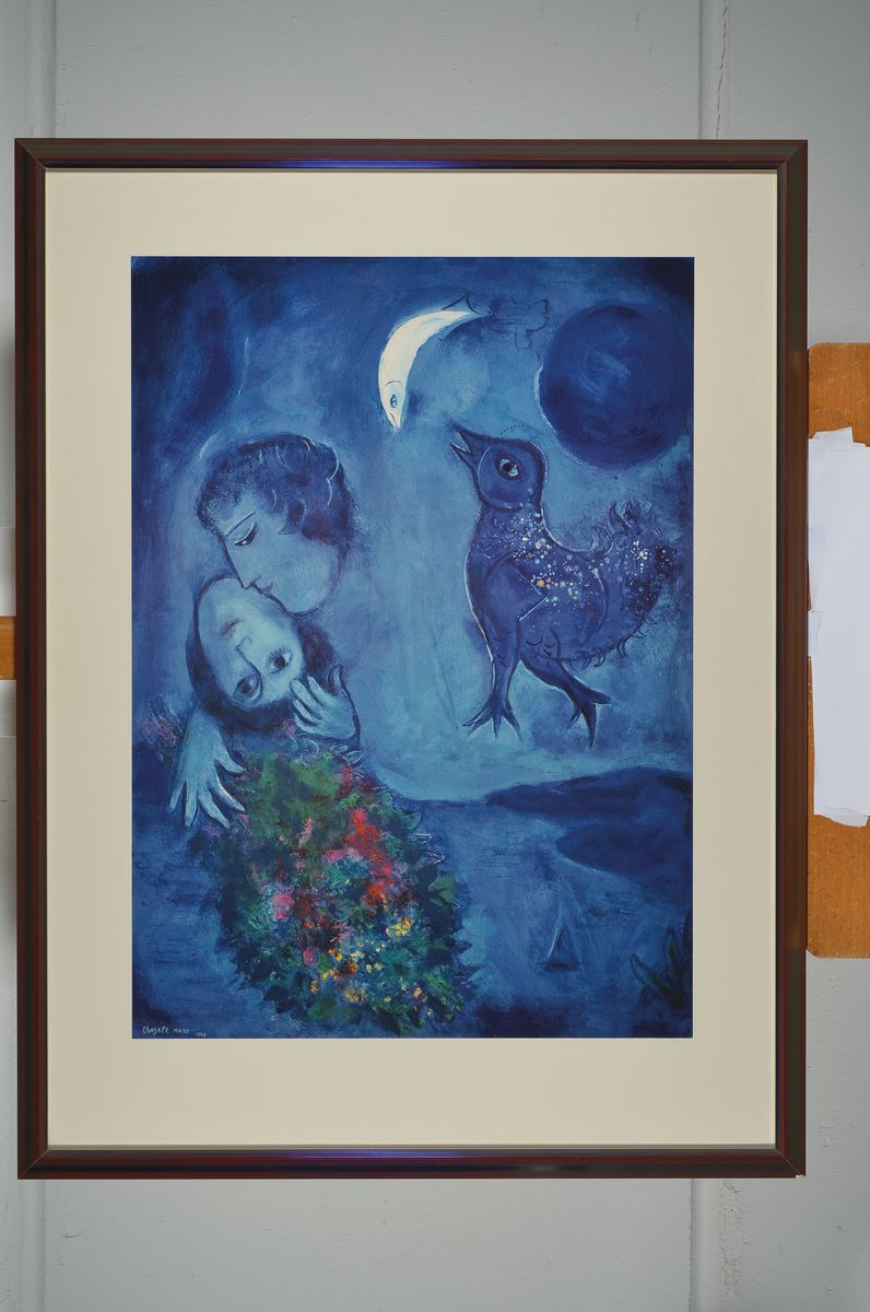 Detail k: Marc Chagall,1887-1985, Blaue Landschaft, Lithografie, links unten sign., und dat. 1949,unter Glas gerahmt, Motiv ca. 62,5x 45 cm, gesamt ca. 83,5x64 ...