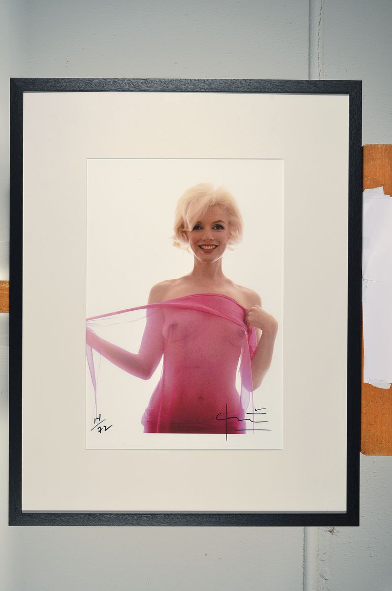 Detail k: Bert Stern, 1926-2013, Fotografie, Iris Print, Marylin Monroe Fuscia scarf", num. 14/72, handsigniert, die Fotografie entstand 1962 im Rahmen ...