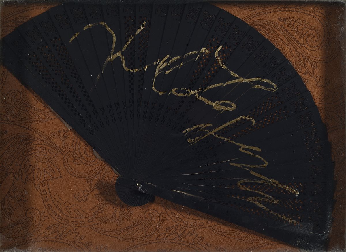 Karl Lagerfeld, 1933 Hamburg - 19.02.2019, Fächer, mit Goldschrift versehen, im Kasten, unter Glas, Rahmen, 34 x 43 cm leichte Gebr.spuren