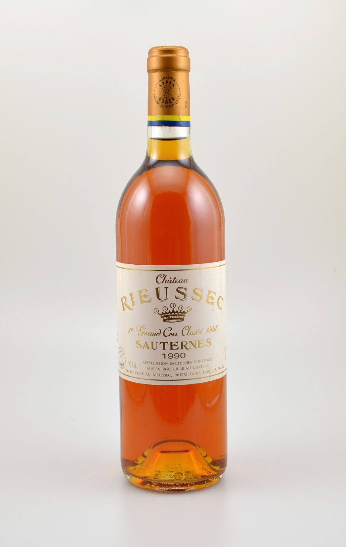 3 Flaschen 1990 Chateau Rieussec, Sauternes, 1er Grand Cru Classe, je ca. 75 cl,14,5 % Vol., Füllstände: je into neck, ein Etikett beschmutzt, ...