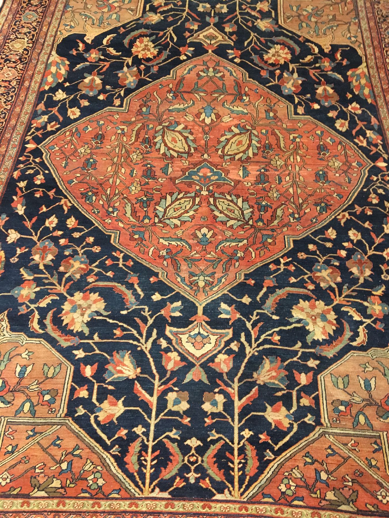 Detail b: Großer Farahan antik, Westpersien, 19.Jhd.,Wolle geknüpft auf Baumwolle. Dekorativer großformatiger Farahan mit klassichem Medaillon Muster auf ...
