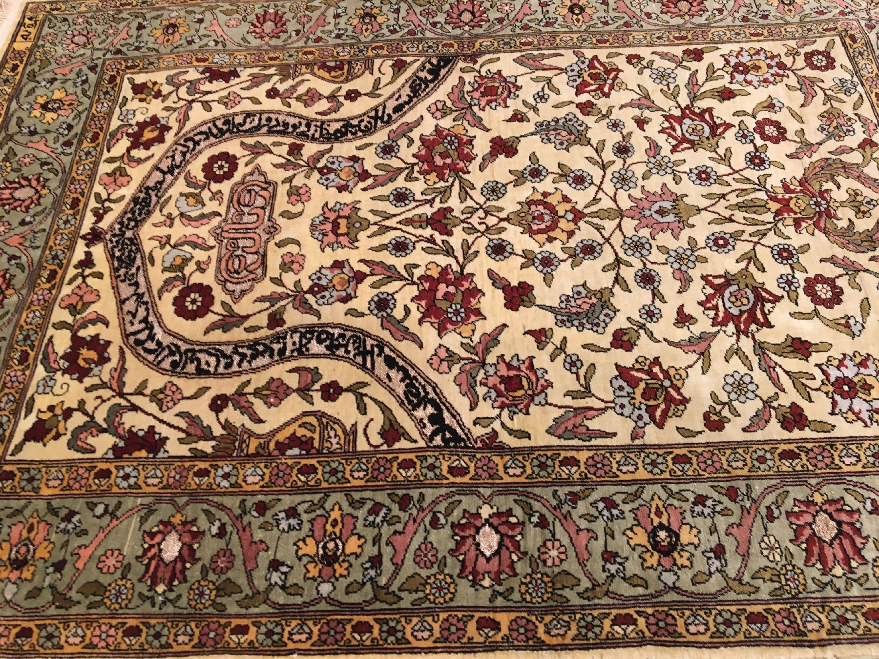 Detail b: Feiner Seiden Hereke "Metallbrokat" alt (Signiert), Türkei, um 1960, reine Naturseide mit Metallbrokat. Feiner Hereke mit Koum-Kapi ...