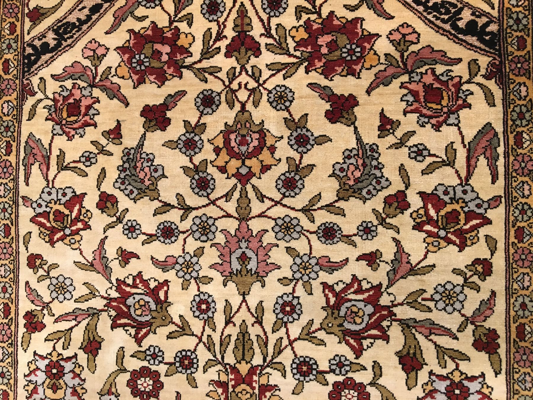 Detail c: Feiner Seiden Hereke "Metallbrokat" alt (Signiert), Türkei, um 1960, reine Naturseide mit Metallbrokat. Feiner Hereke mit Koum-Kapi ...