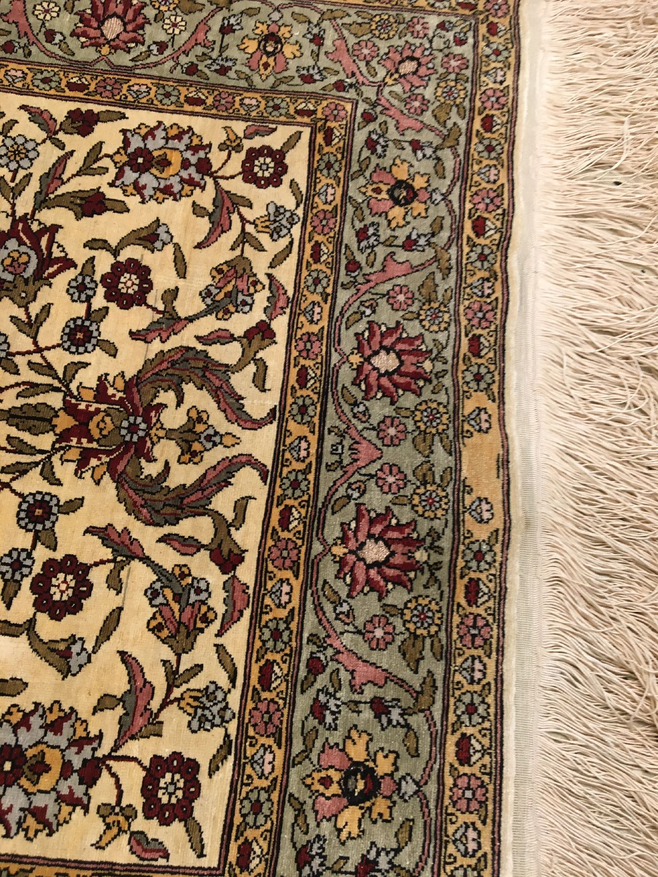 Detail d: Feiner Seiden Hereke "Metallbrokat" alt (Signiert), Türkei, um 1960, reine Naturseide mit Metallbrokat. Feiner Hereke mit Koum-Kapi ...