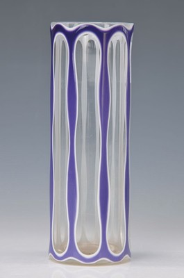Vase, Österreich, um 1900, sog. Borussiaglas, 8-fach facettiert, Überfang weiß und lila, kolbenartig in der Form verfremdet, Abschlüße in ...