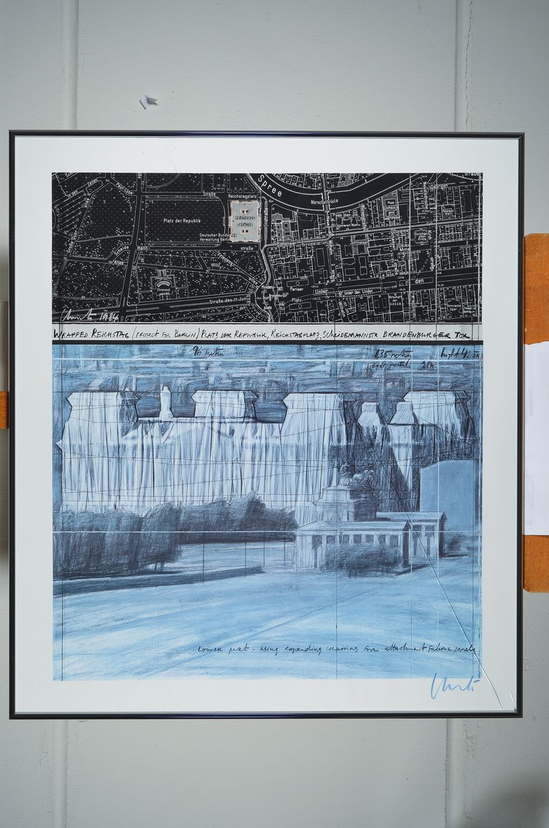 Detail k: Christo und Jeanne-Claude, Wrapped Reichstag, Project for Berlin, Farboffset, handsigniert, Blattgr. ca. 79x59cm, u.Gl., R., Glas gesprungen