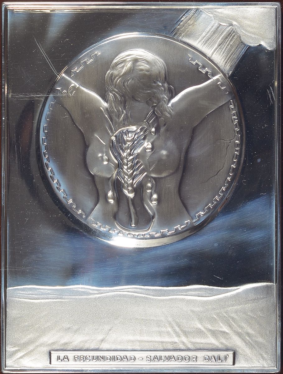 Salvador Dali, 1904-1989, La Fecundidad, Silberrelief, 925er Sterling Silber, num. D/321, ca. 24x18cm, ca. 248 g., im Plexiglasrahmen ca. 37.5x33cm