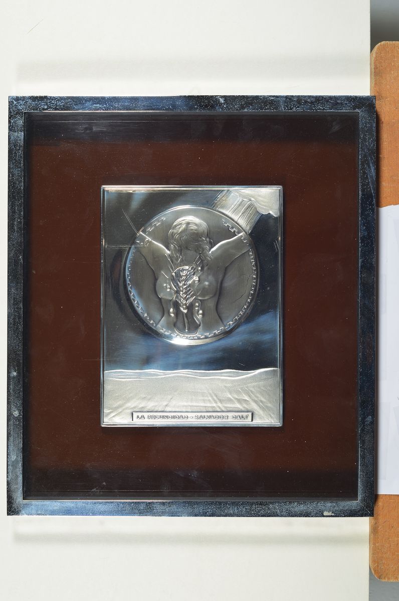 Detail k: Salvador Dali, 1904-1989, La Fecundidad, Silberrelief, 925er Sterling Silber, num. D/321, ca. 24x18cm, ca. 248 g., im Plexiglasrahmen ca. 37.5x33cm