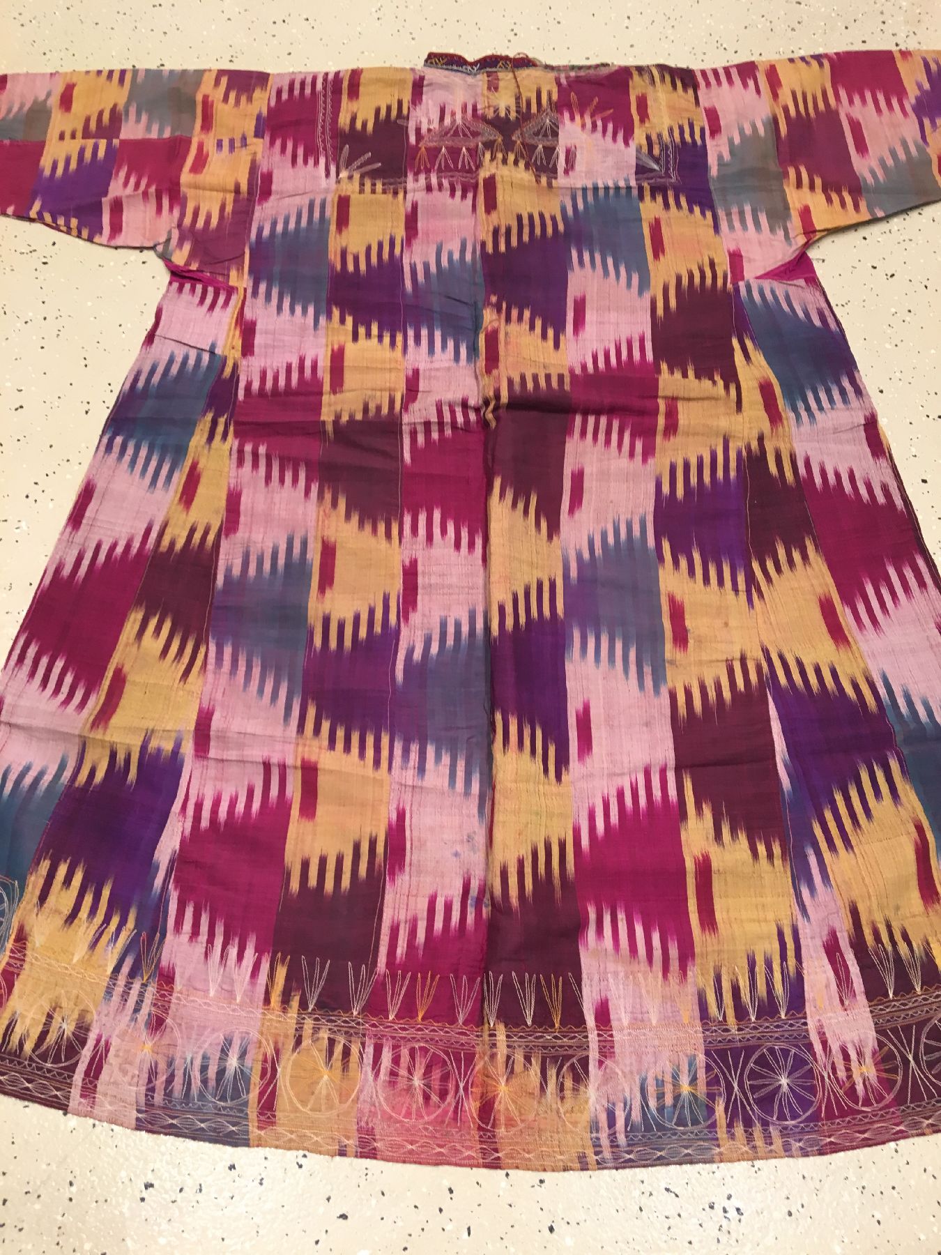 Detail a: Usbekischer Seiden-Ikat "Mantel" antik, Usbekistan, Ende 19.Jhd., Seide/Baumwolle. Feiner Ikat-Mantel mit traditionellen Muster, EHZ: 2.